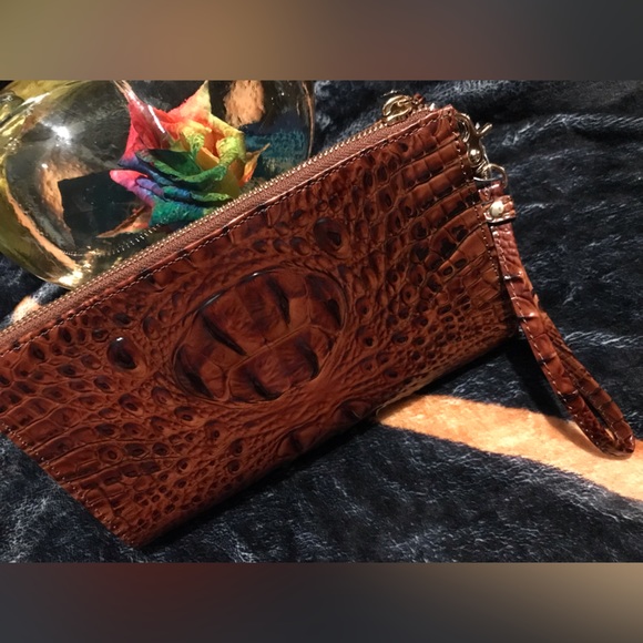 Nwot Brahmin Daisy-Pecan Melbourne Wristlet - Picture 6 of 9